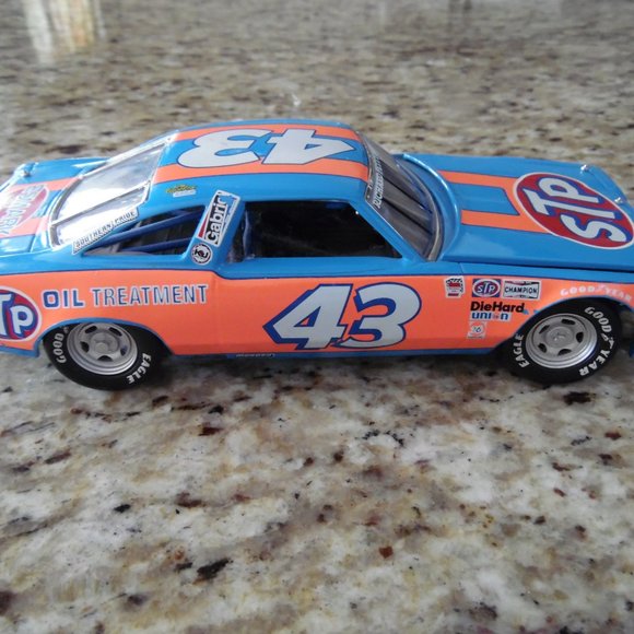 RICHARD PETTY FRANKLIN MINT #43 METAL CAR COLLECTIBLE VINTAGE - Picture 2 of 16